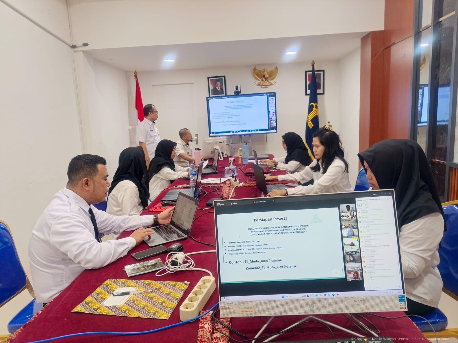 Tim Kanwil Kemenkum Kalbar saat ikuti rapat kerja. Foto: Dok. Kanwil Kemenkum Kalbar