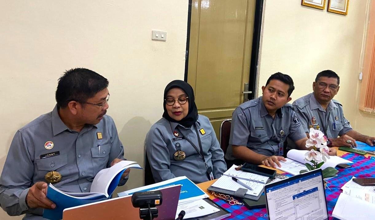 Tim Kemenkum Kalbar saat melakukan audit