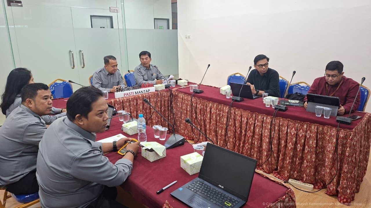 Tim Kemenkum Kalbar dan Pemkab Sintang saat lakukan harmonisasi
