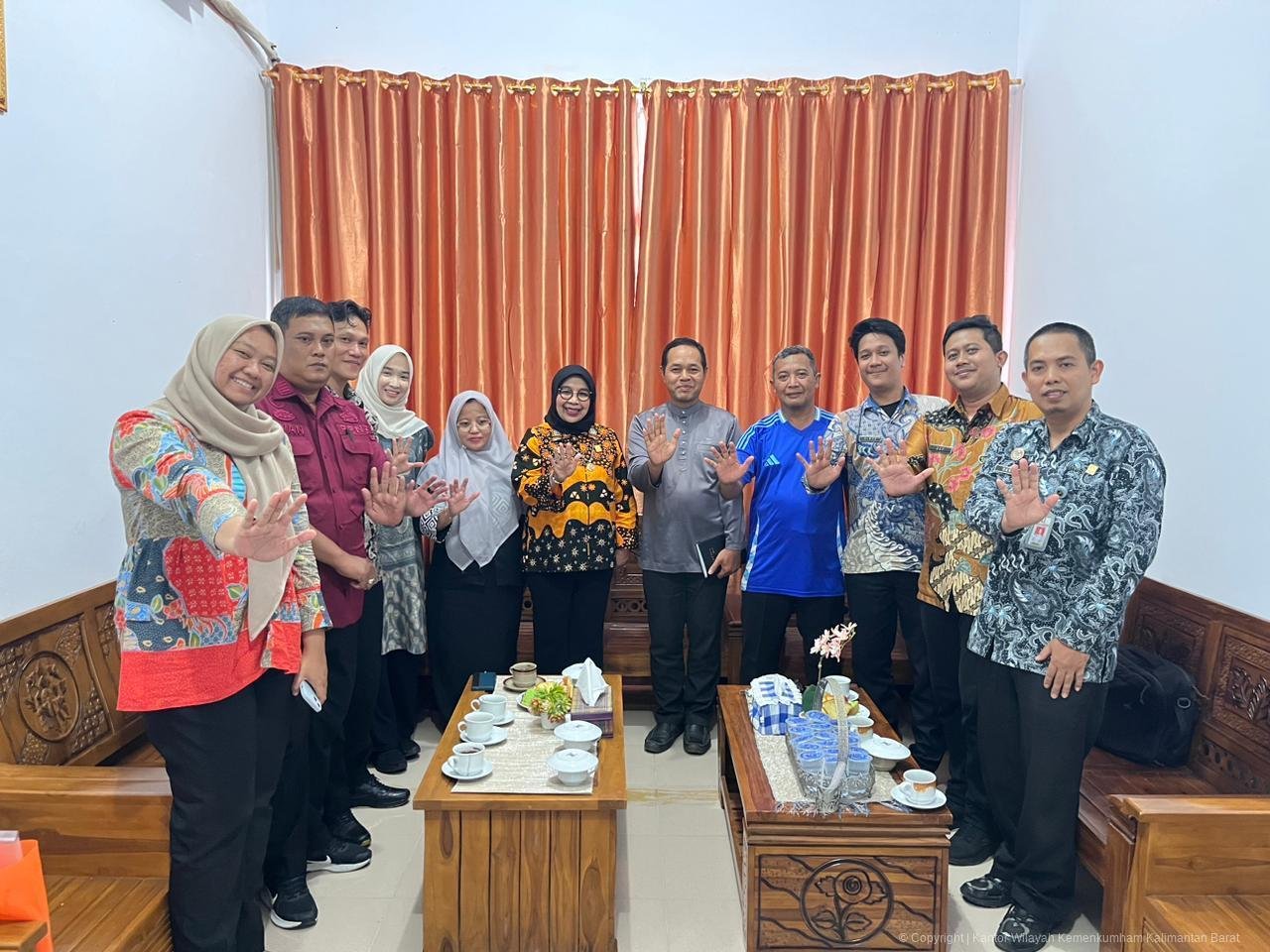 Kesbangpol Sambas dan tim Kanwil Kemenkum Kalbar