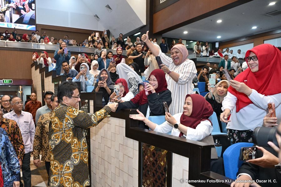 Menteri Keuangan (Menkeu) Purbaya Yudhi Sadewa psfs kuliah umum pada peringatan Dies Natalis ke-71 Universitas Airlangga, Senin (10/11).