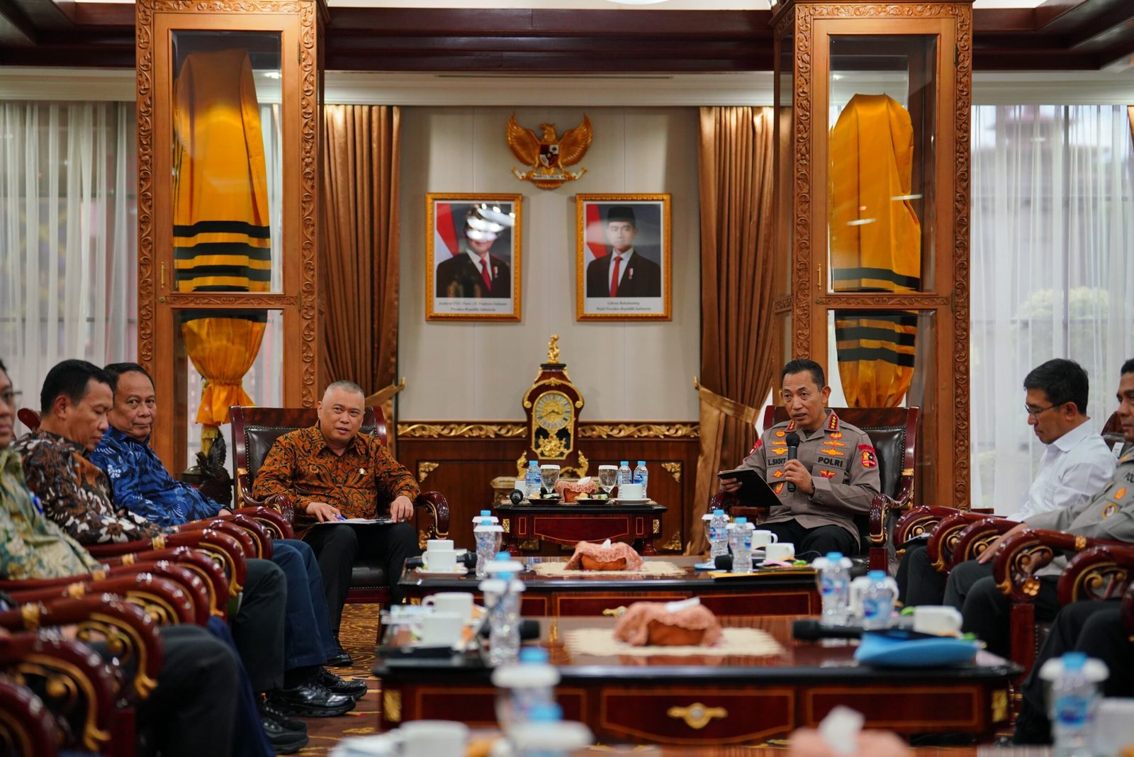 Menteri Perhubungan Dudy Purwagandhi bersama jajaran Eselon I Kemenhub berkoordinasi dengan Kapolri Listyo Sigit Prabowo terkait pemeliharaan keamanan terutama di simpul-simpul transportasi, serta kelancaran arus lalu lintas pada masa Nataru 2025/2026.
