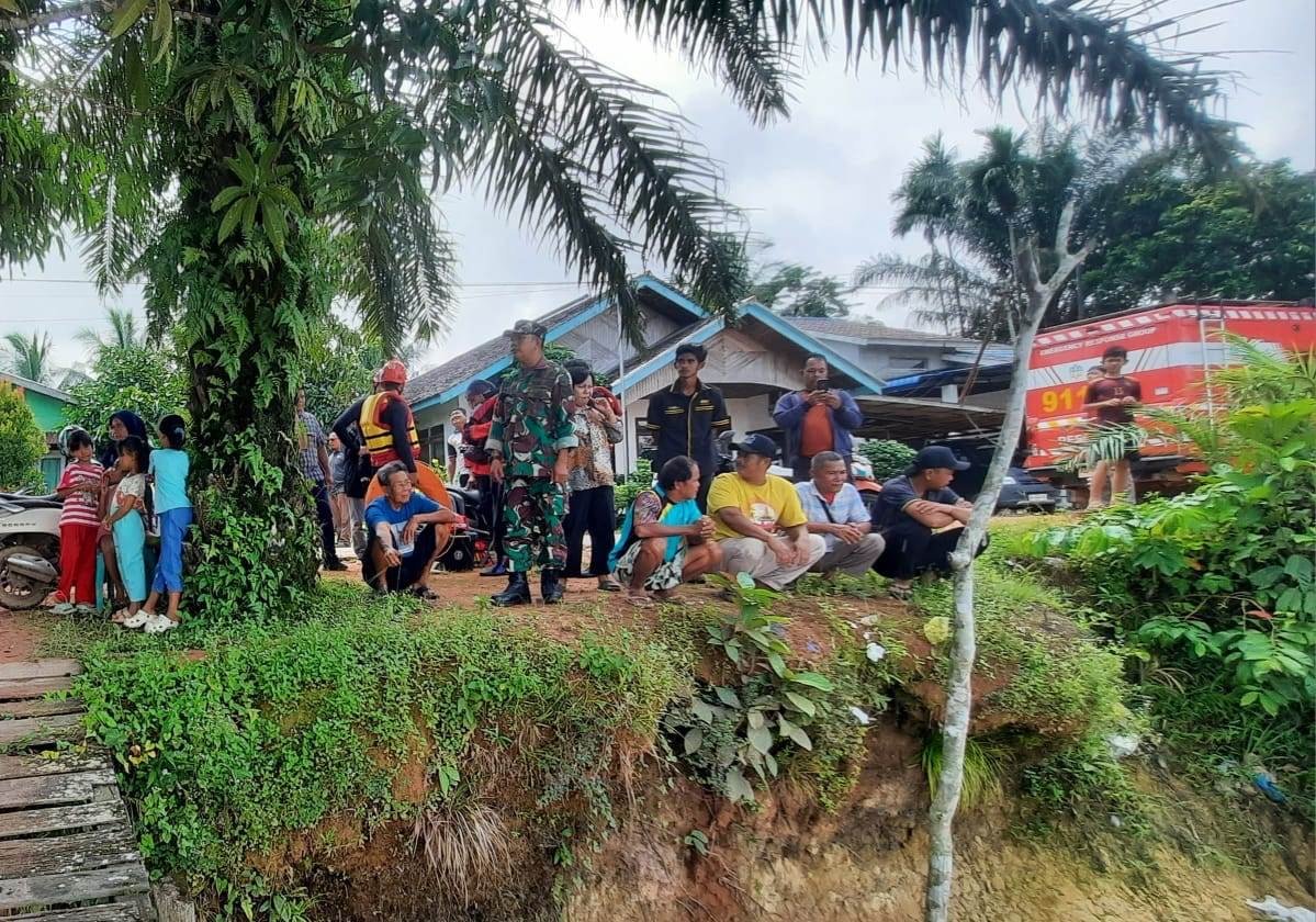 Tim pencarian warga yang hilang di Tayan Hilir. Foto: Dok. Polres Sanggau