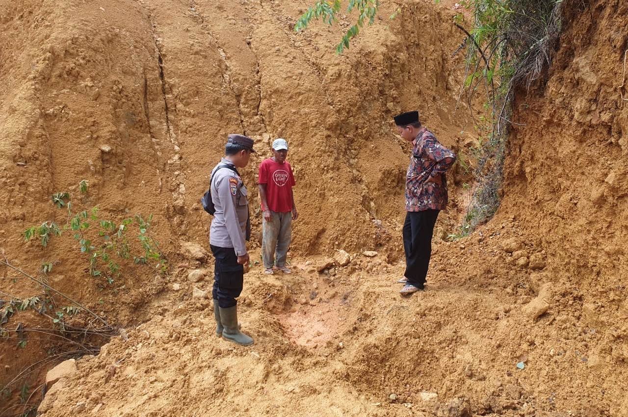 Polisi saat memeriksa lokasi penambang batu yang tertimpa tanah longsor. Foto: Dok. Polres Sanggau