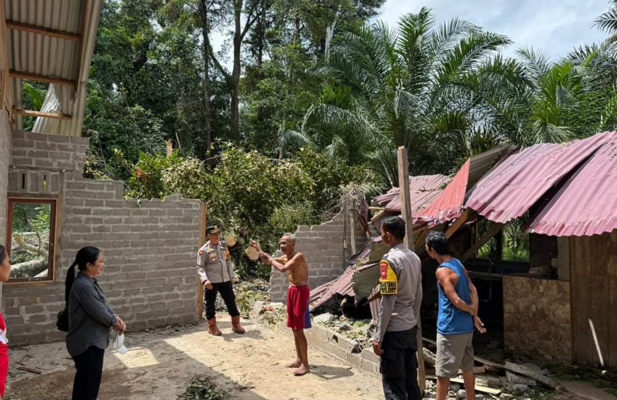 Polisi bersama warga saat berada di tempat kejadian perkara. Foto: Polres Sanggau