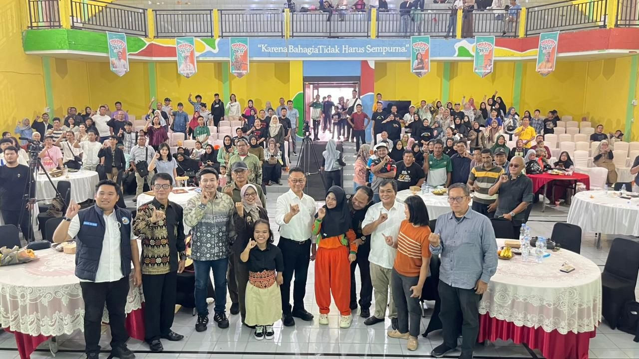 Wali Kota Pontianak foto bersama Foto bersama peserta Inklusi Fest 2025. Foto: Dok. Prokopim Pemkot Pontianak