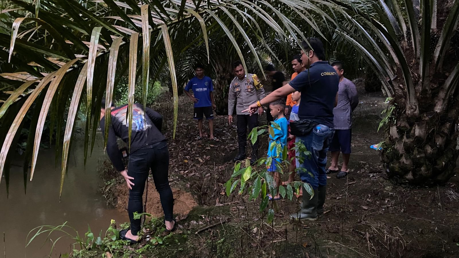 Polisi saat menunjukkan lokasi bocah tertimpa longsoran tanah. Foto: Dok. Polres Sanggau