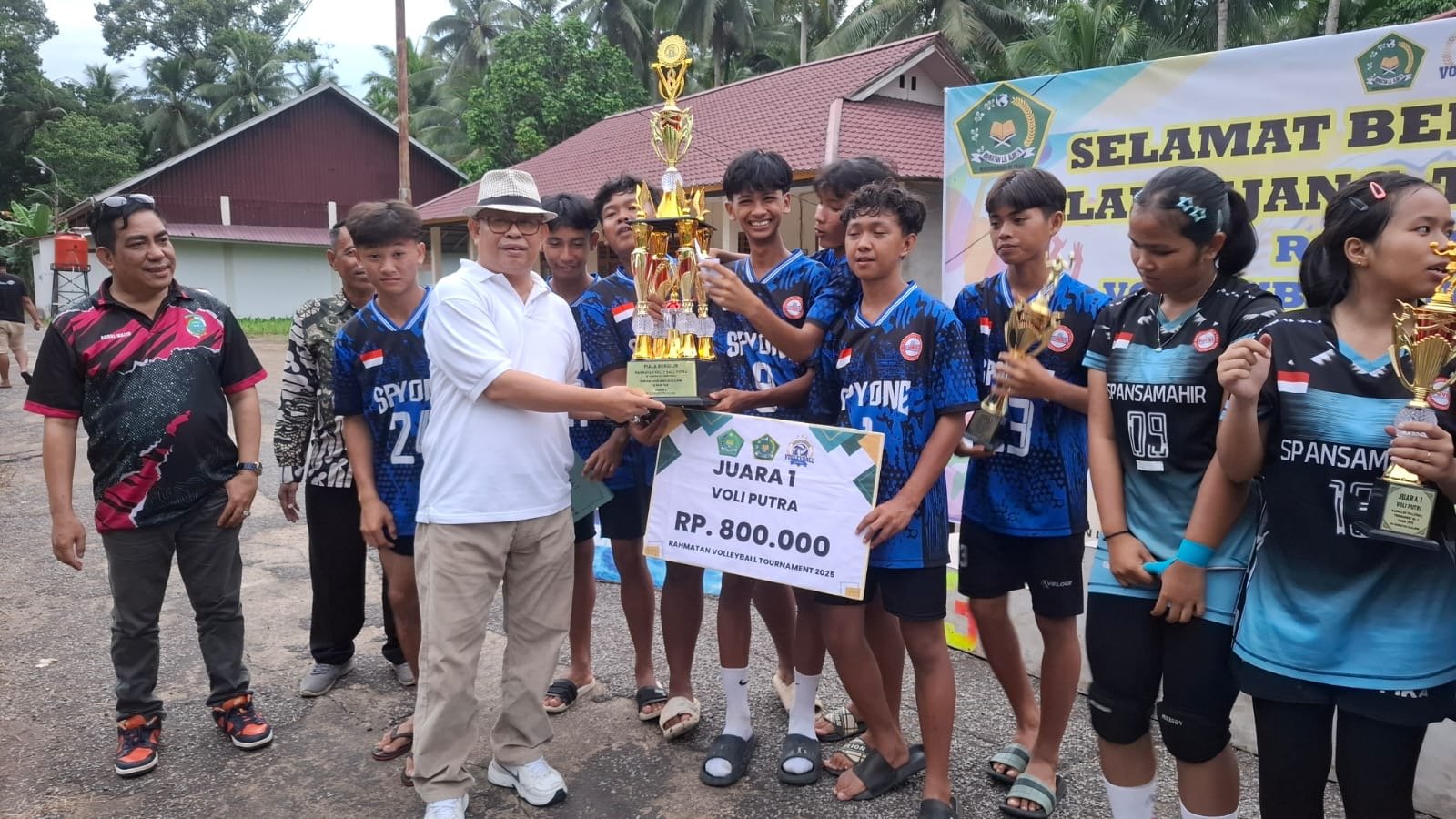 Penyerahan hadiah pemenang. Foto: Dok. Istimewa