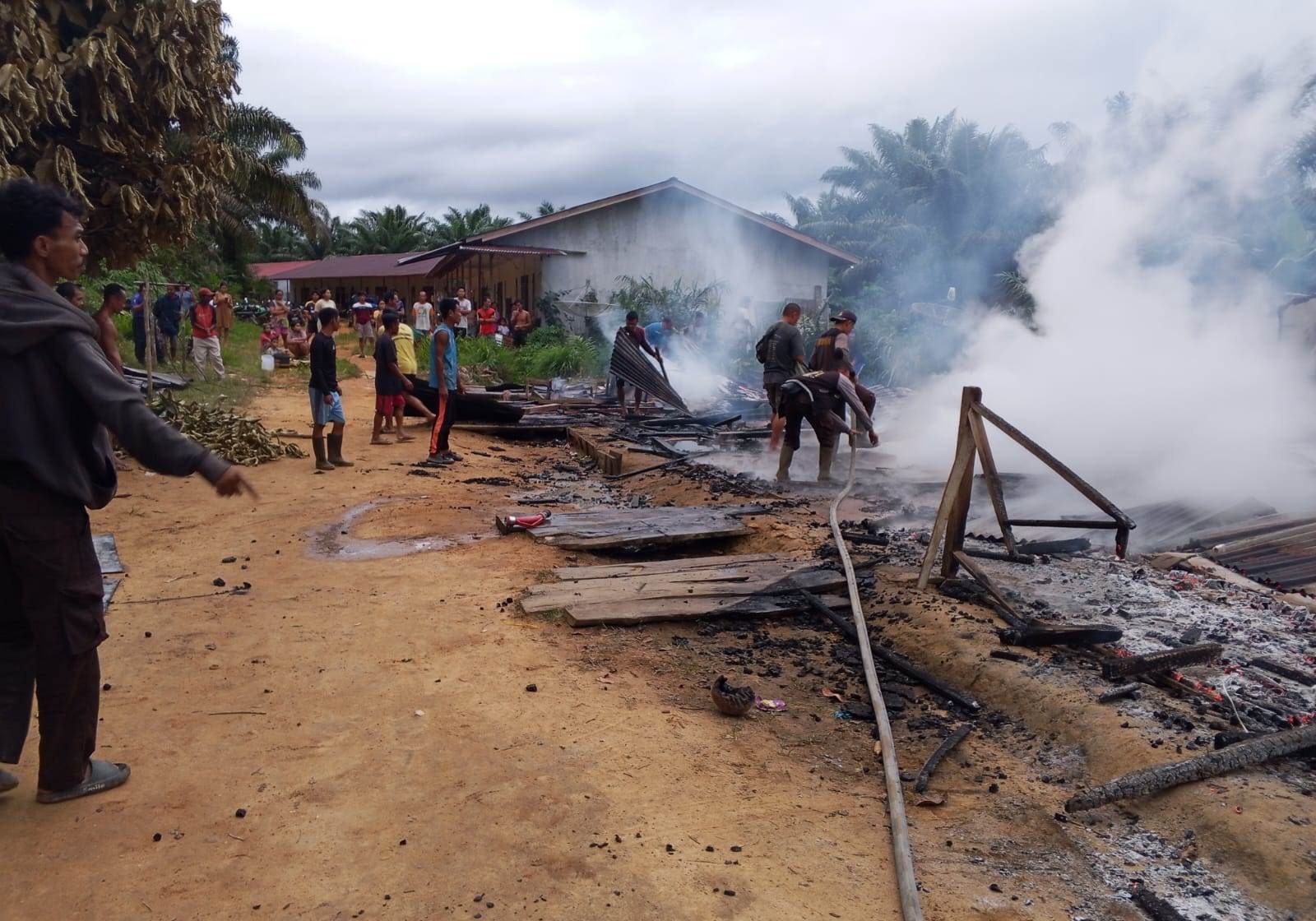 Petugas saat memadamkan api di mess yang terbakar. Foto: Dok. Polres Sanggau