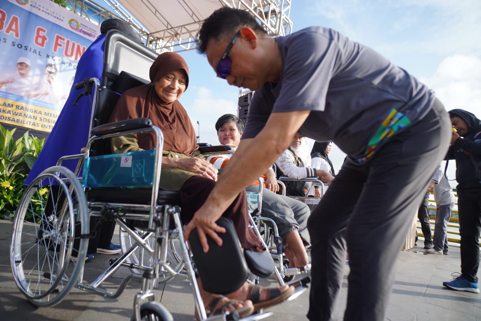 Wali Kota Pontianak Edi Rusdi Kamtono menyerahkan bantuan kursi roda kepada warga lansia di Hari Kesetiakawanan Nasional (HKSN) 2025. Foto: Dok. Prokopim Pemkot Pontianak