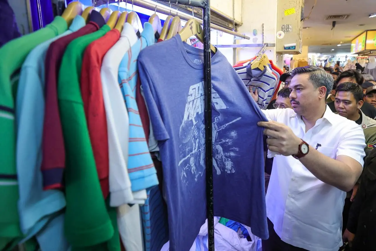 Menteri UMKM Maman Abdurrahman meninjau pedagang thrifting di Pasar Senen, Jakarta.