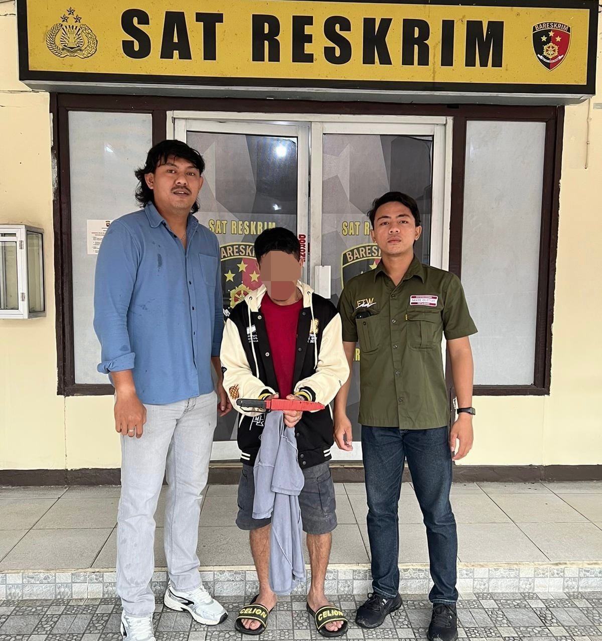 Pelaku penusukan saat diamankan di Mapolres Landak. Foto: Dok. Polres Landak