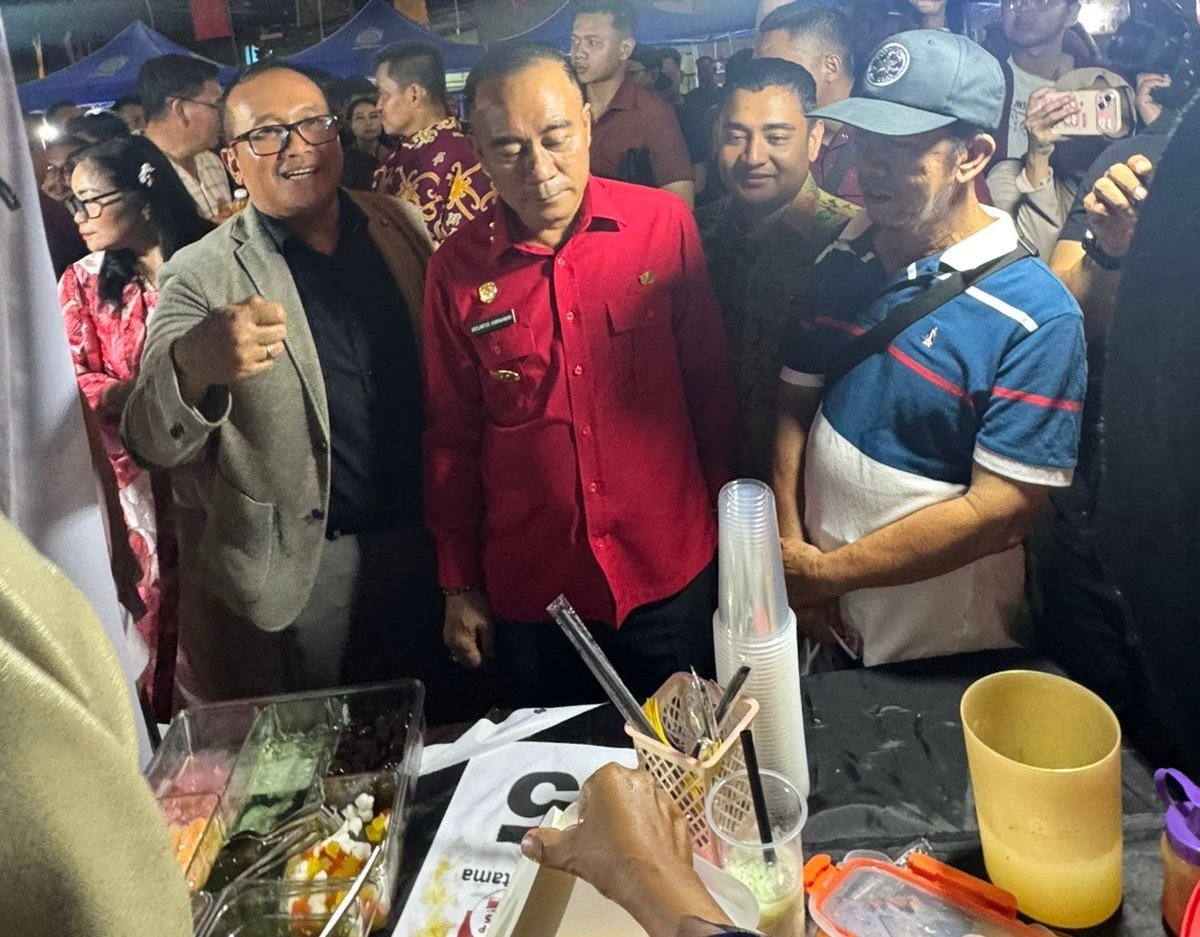 Ketua HIPMI Pontianak, Muhammad Iqbal Muthahar saat mengunjungi salah satu booth di Pusat Kuliner Kalbar bersama dengan Wagub Kalbar dan Bupati Kubu Raya. Foto: Dok. Istimewa