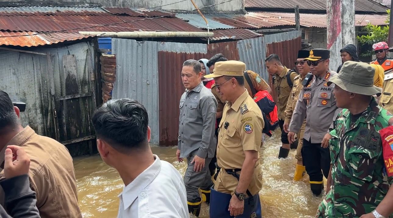 Gubernur Kalbar dan Wali Kota Pontianak saat mendatangi lokasi terdampak banjir di Kecamatan Pontianak Barat. Foto: Dok. Prokopim Pemkot Pontianak