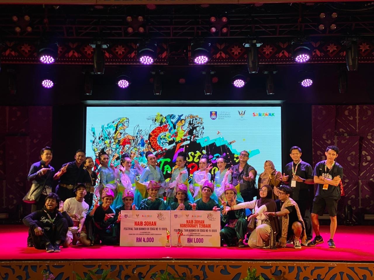 Mahasiswa Untan saat menerima penghargaan di Festival Tari Borneo. Foto: Dok. Istimewa