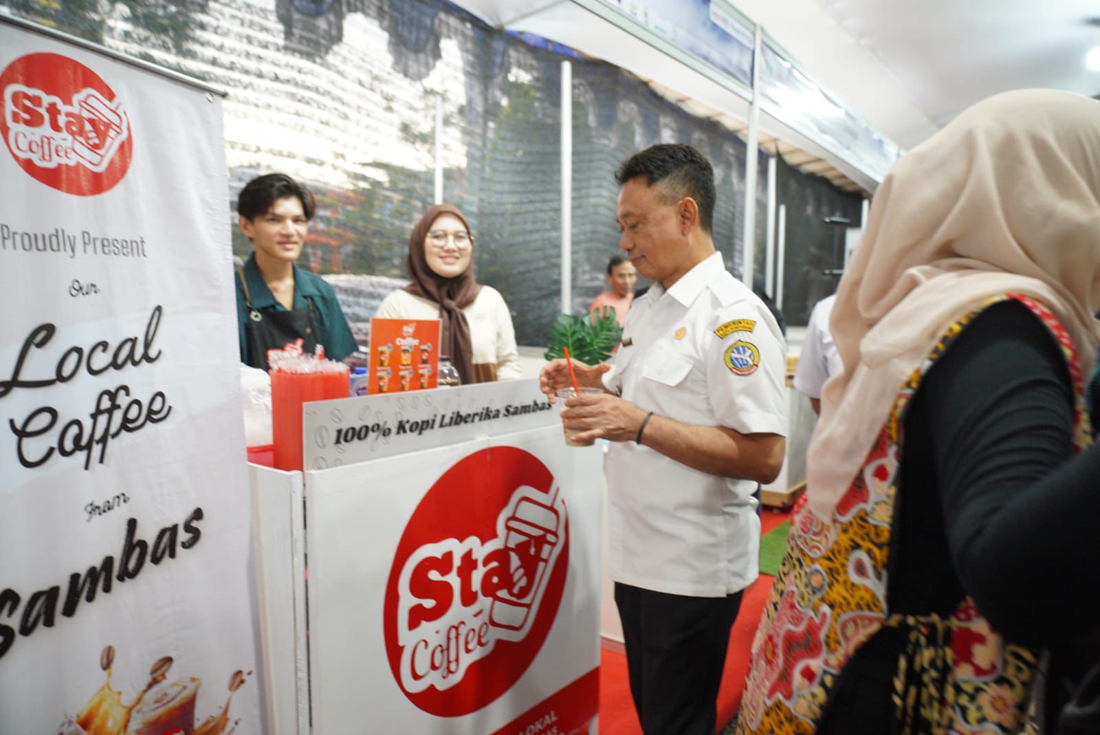 Wali Kota Pontianak Edi Rusdi Kamtono melihat produk-produk UMKM yang dipamerkan dalam Gebyar UMKM 'Promosi dan Pemasaran Produk Lokal' di Area Parkir Ayani Megamal. Foto: Dok. Prokopim Pemkot Pontianak