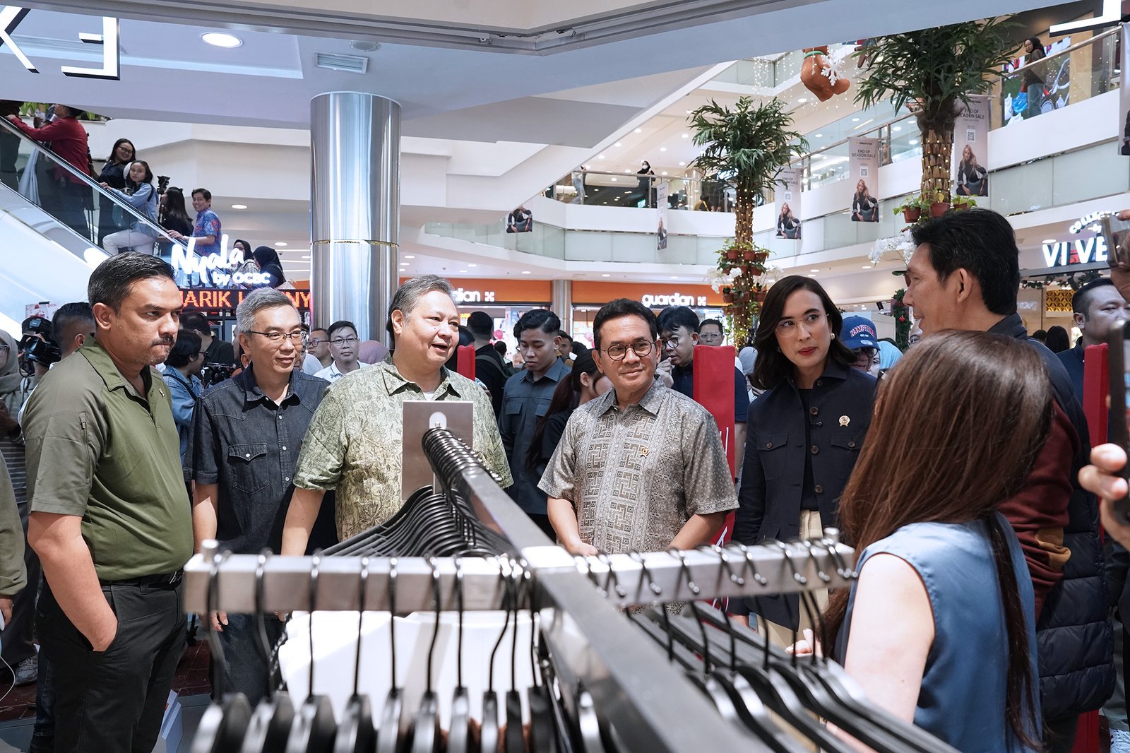 enteri Perdagangan, Budi Santoso mendampingi Menteri Koordinator Bidang Perekonomian, Airlangga Hartarto meninjau kesiapan pelaksanaan Work From Anywhere (WFA) di Pondok Indah Mal, Jakarta, Jumat (26 Des).