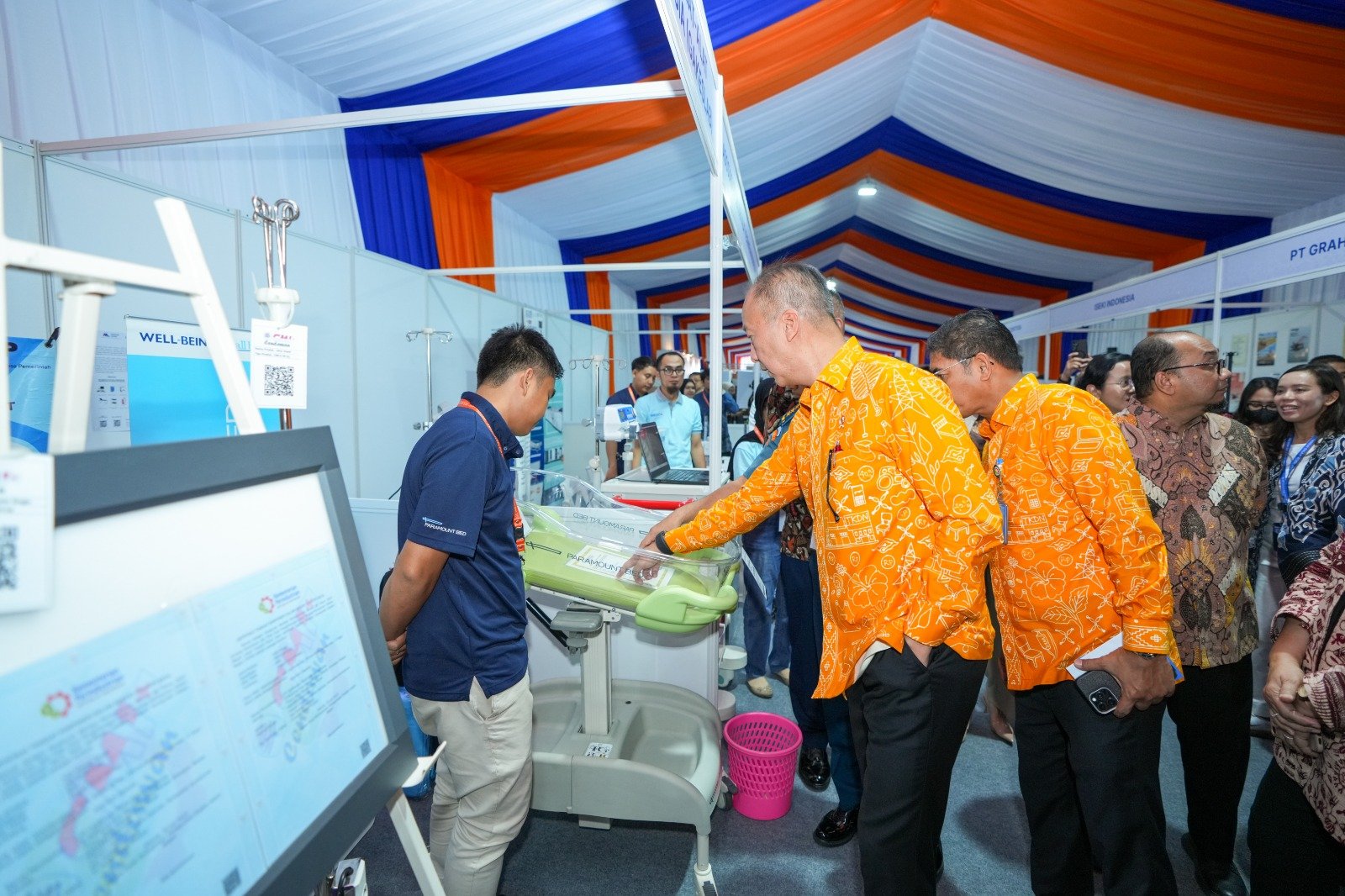 Menteri Perindustrian Agus Gumiwang Kartasasmita saat mengunjungi salah satu stand Business Matching Produk Dalam Negeri (PDN) 2025 di Jakarta, Senin (15/12).