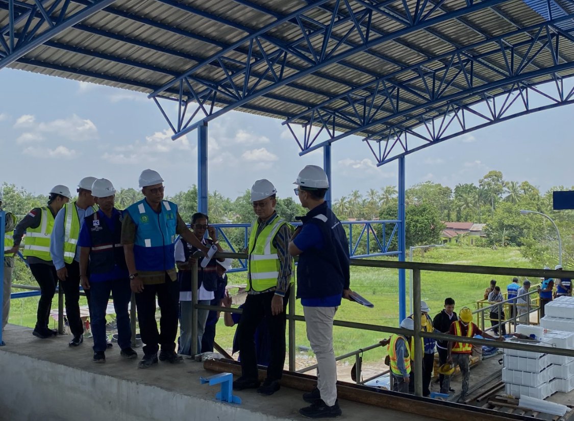 Wali Kota Pontianak saat meninjau pembangunan IPA Nipah Kuning Dalam. Foto: Dok. Prokopim Pemkot Pontianak