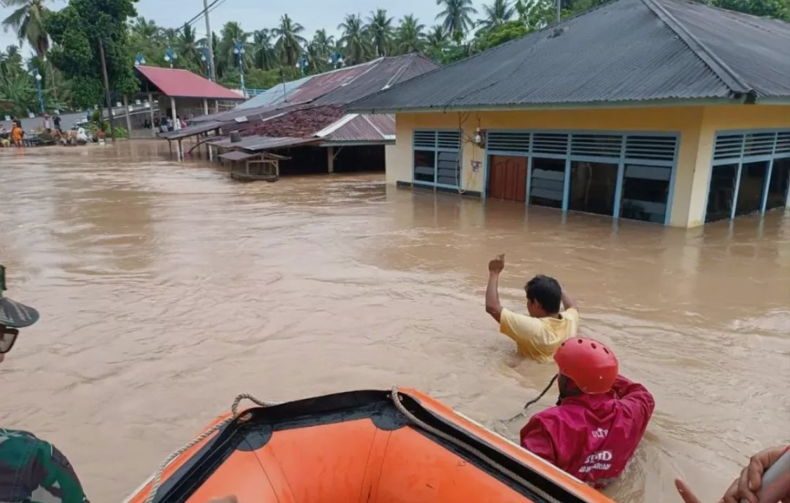 Korban banjir saat diselamatkan tim SAR. Foto: Dok. Antara