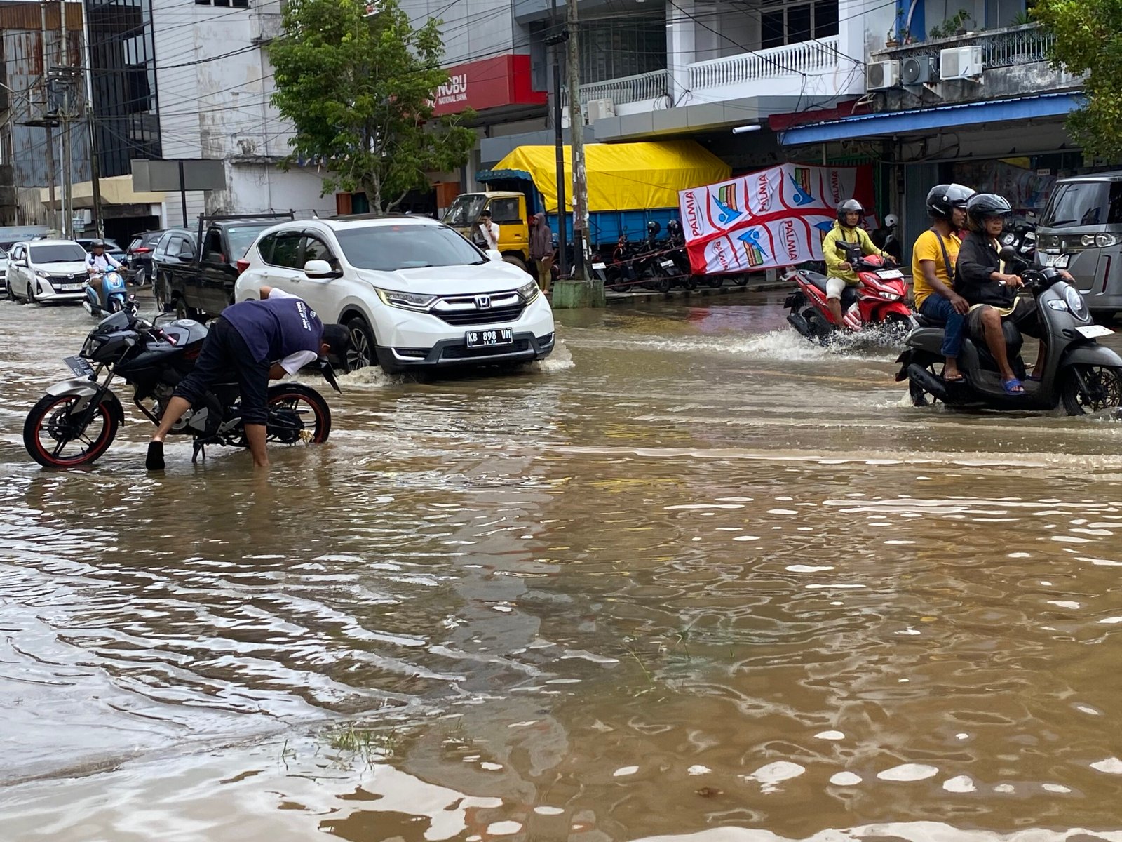 Banjir di Jalan Juanda Pontianak pada Senin (8/12/2025). Foto: Yulia Ramadhiyanti/klikwartaku