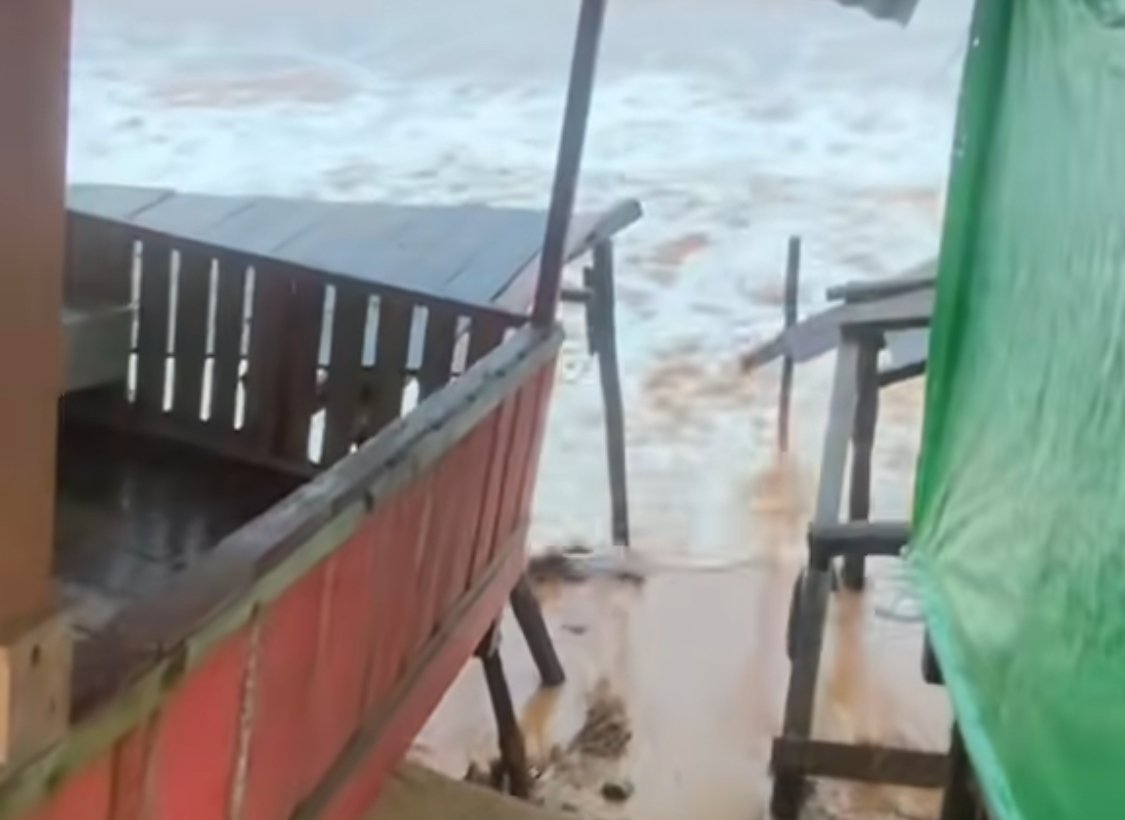 Pondok wisata di pantai Singkawang roboh diterjang ombak. Foto: Dok. istimewa