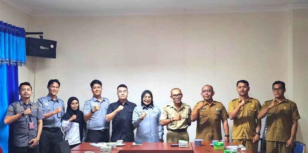 Foto bersama tim Kemenkum Kalbar dan Kesbangpol Sekadau