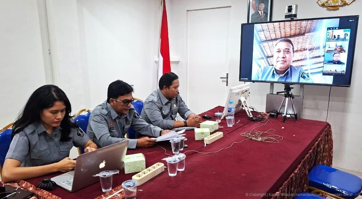 Tim Kemenkum Kalbar saat rapat dengan Pemab Sintang