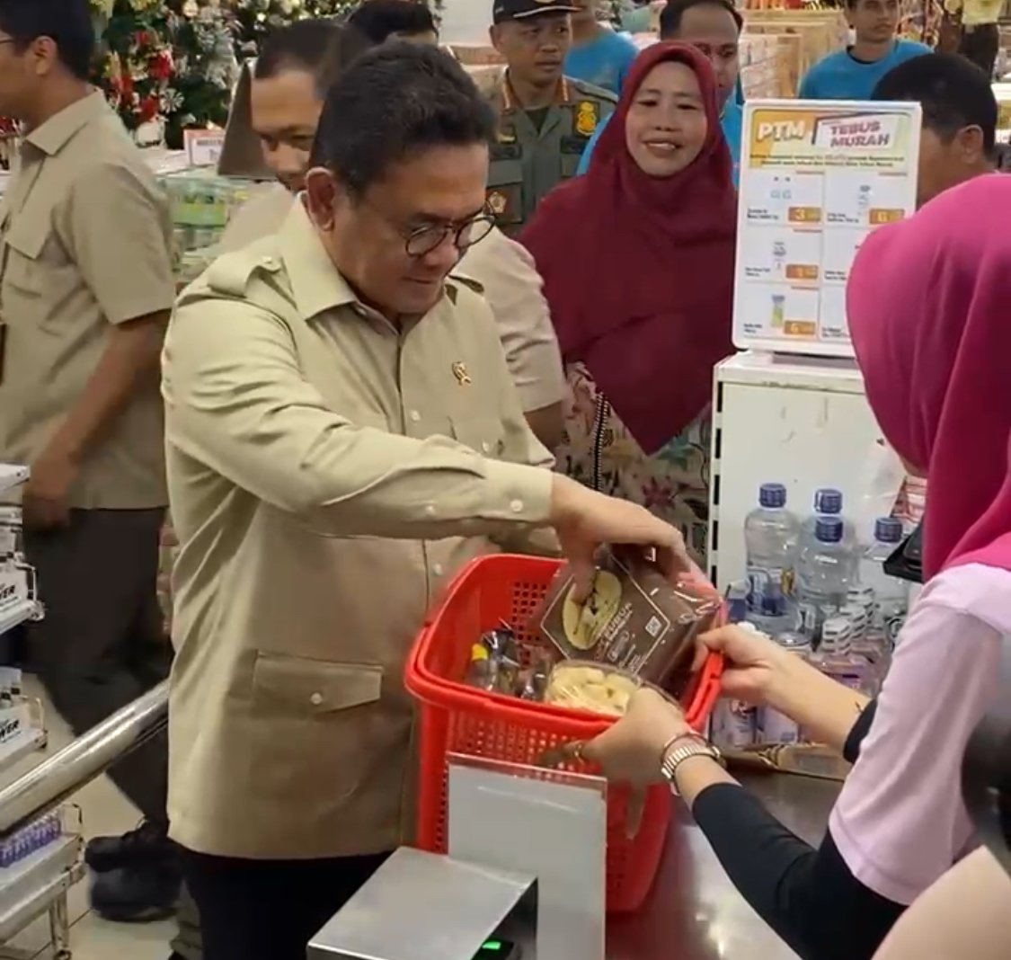 Menperindag, Budi Santoso saat borong kopi di Mitra Anda. Foto: Dok. Yulia Ramadahiyanti/klikwartaku
