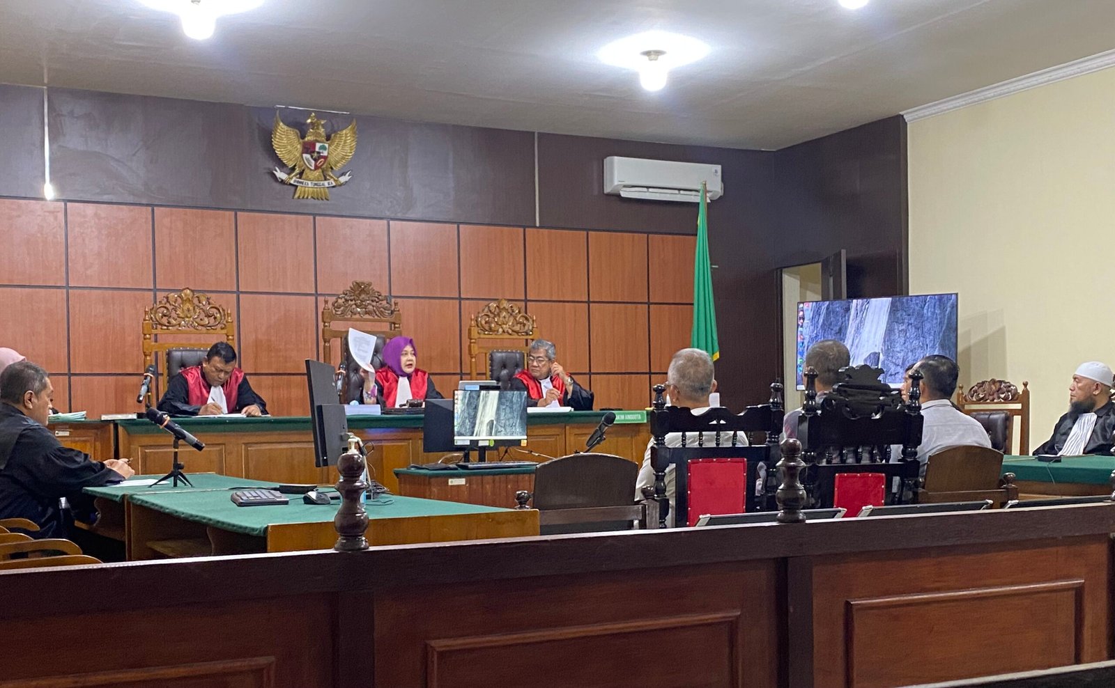 Ketiga terdakwa saat menghadiri sidang kasus HPL Pasir Panjang Singkawang. Foto: Yulia Ramadhiyanti/klikwartaku