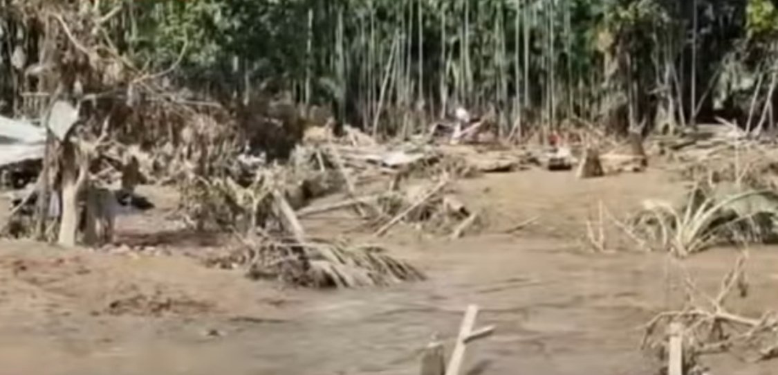 Banjir di Sumatera sisakan lumpur yang menutupi akses jalan hingga rumah warga. Foto: Dok. Istimewa