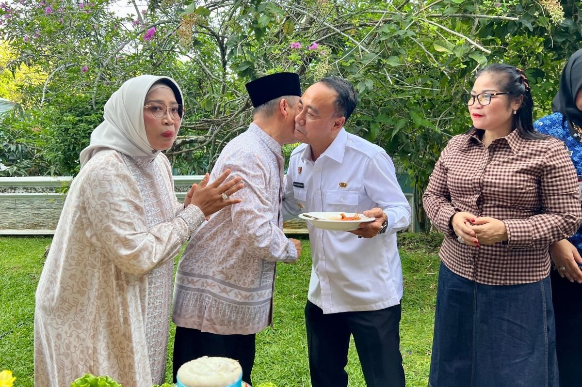 Gubernur Ria Norsan saat memberikan potongan tumpeng kepada Wagub Krisantus. Foto: Dok. Istimewa