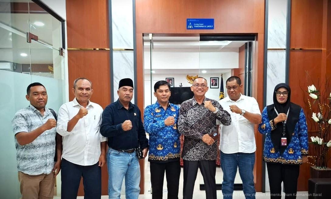 Foto bersama DPRD Kayong Utara dan Kemenkum Kalbar