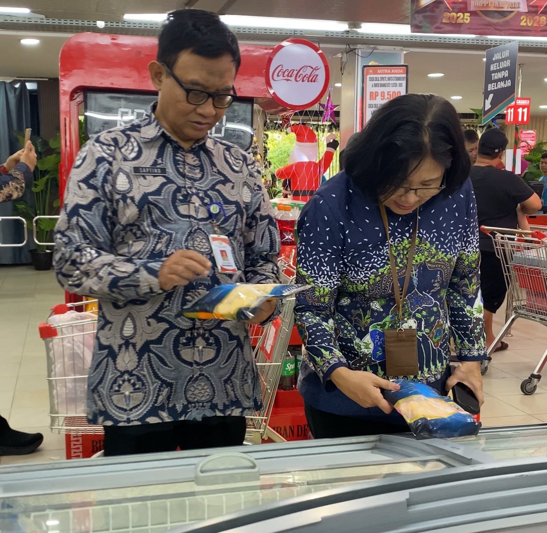 Kadinkes dan Kepala BBPOM saat melakukan sidak di salah satu supermarket di Pontianak. Foto: Yulia Ramadhiyanti/klikwartaku