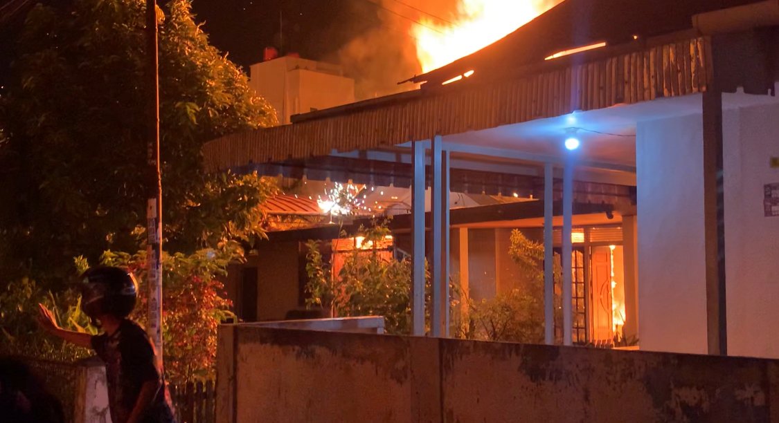 Percikan api dari aliran listrik yang masih tersambung di rumah yang terbakar. Foto: Dok. Istimewa