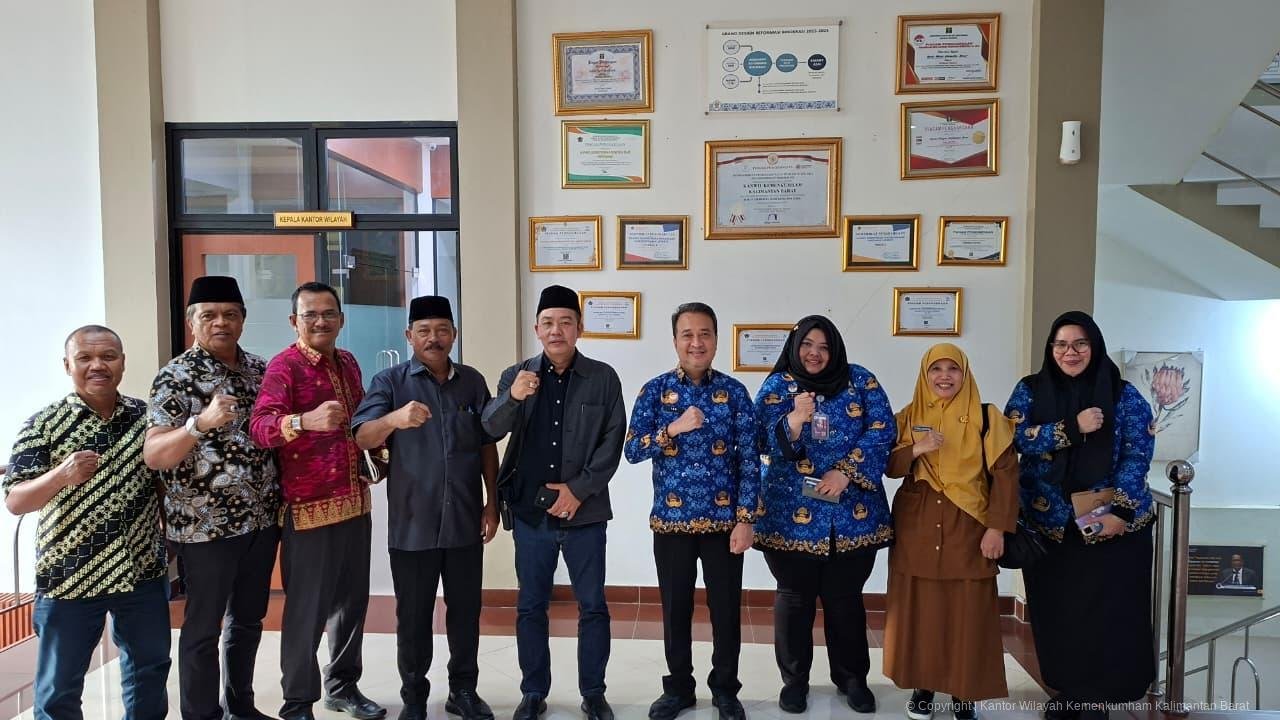 Anggota DPRD Sambas berfoto bersama Kemenkum Kalbar