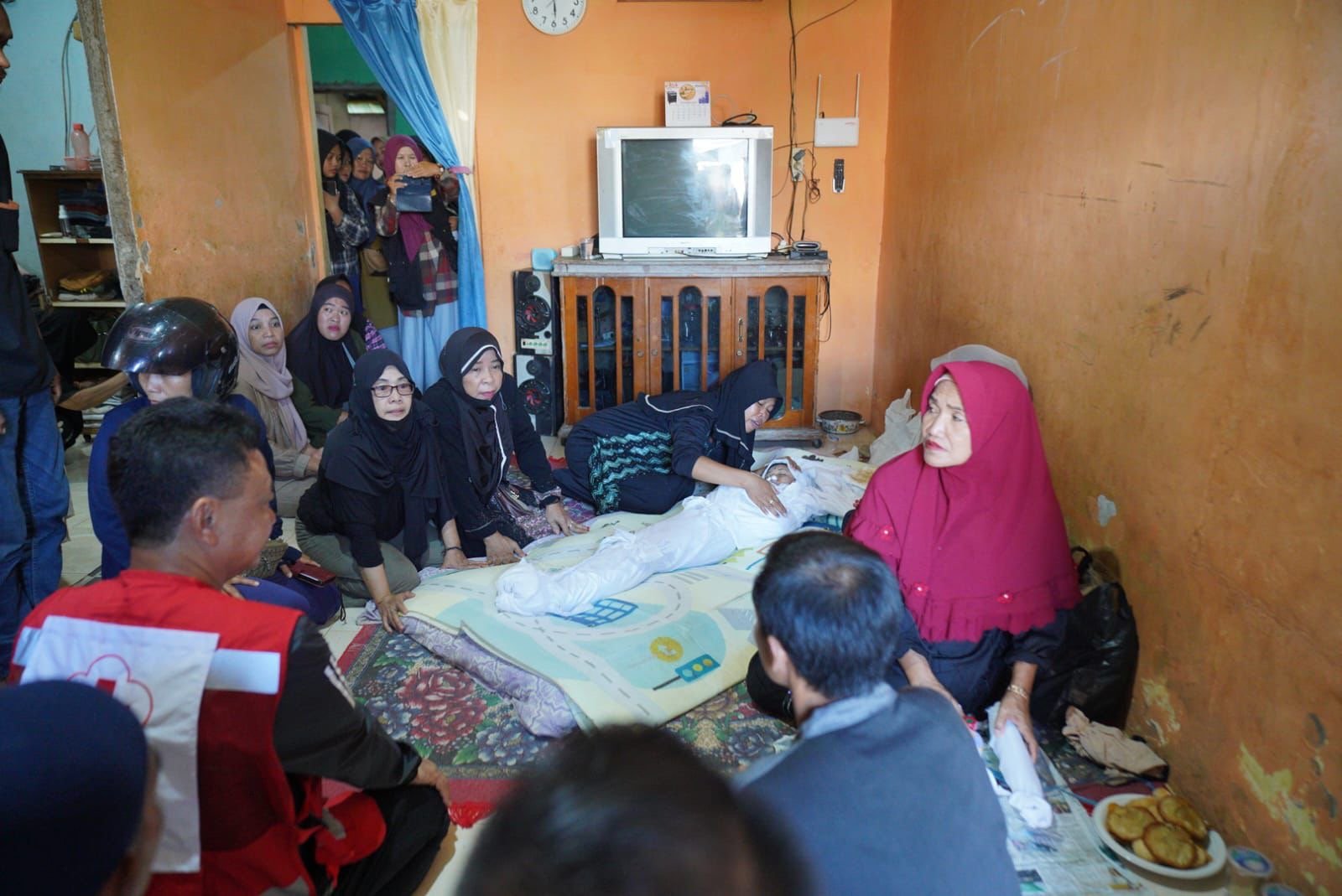 Wali Kota Pontianak, Edi Rusdi Kamtono saat bertkaziah ke rumah korban. Foto: Dok. Prokopim Pemkot Pontianak