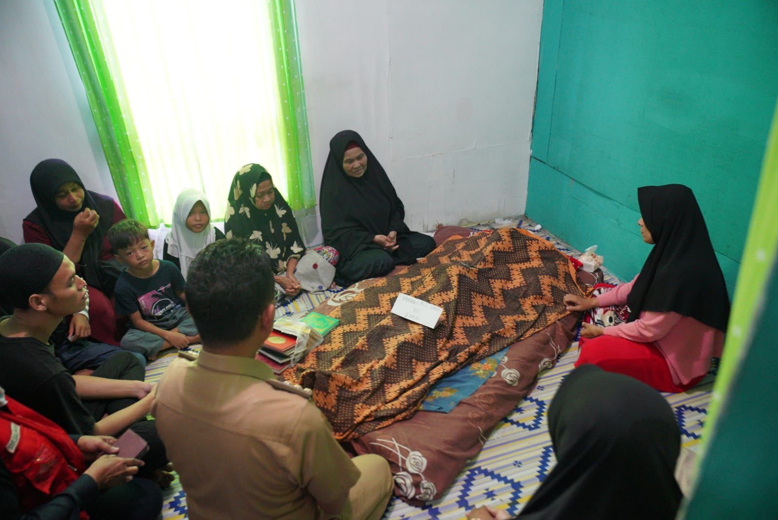 Wali Kota Pontianak saat bertakziah ke rumah korban. Foto: Dok. Prokopim Pemkot Pontianak