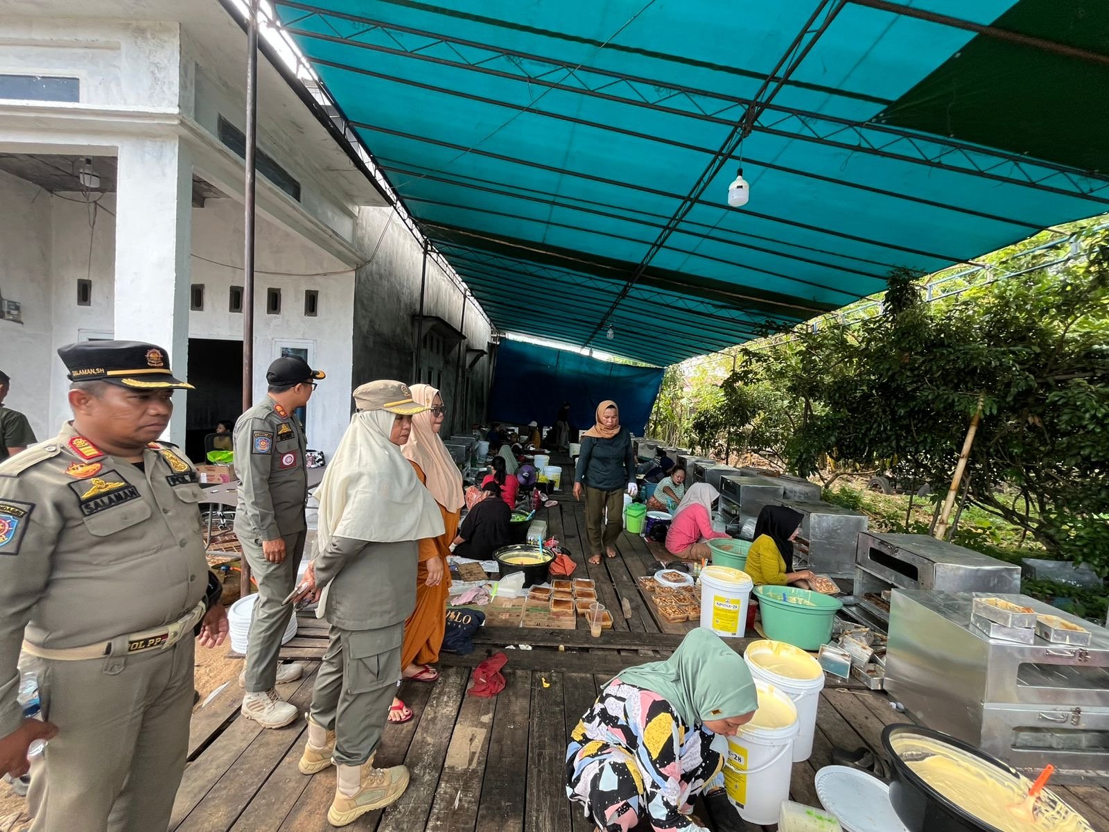 Satpol PP saat mendatangi tempat usaha kue lapis Pontianak. Foto: Dok. Prokopim Pemkot Pontianak