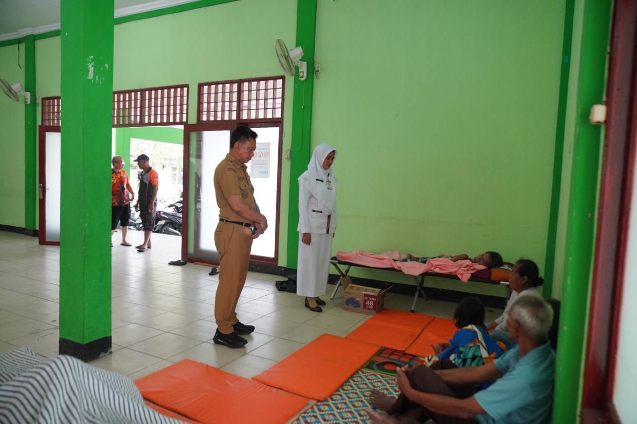 Wali Kota Pontianak saat menemui warga yang terdampak banjir di posko evakuasi. Foto: Prokopim Pemkot Pontianak