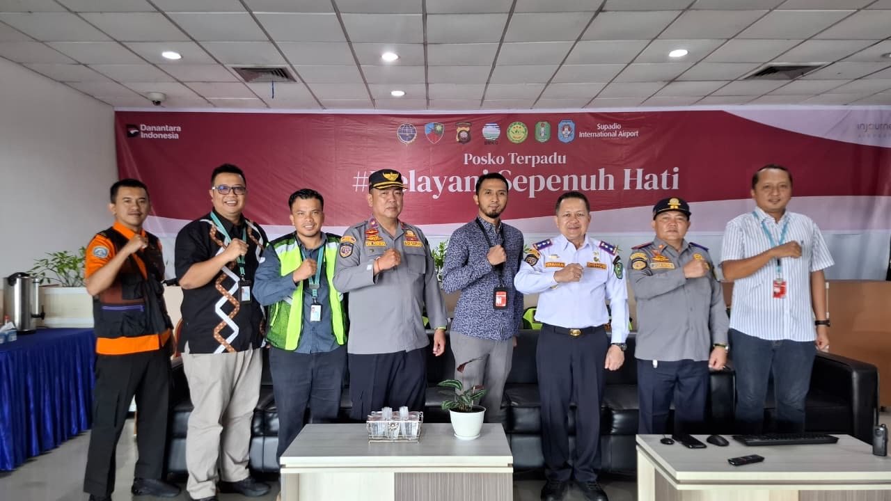 Foto bersama jajaran manajemen Angkasa Pura di Bandara Supadio. Foto: Dok. Istimewa