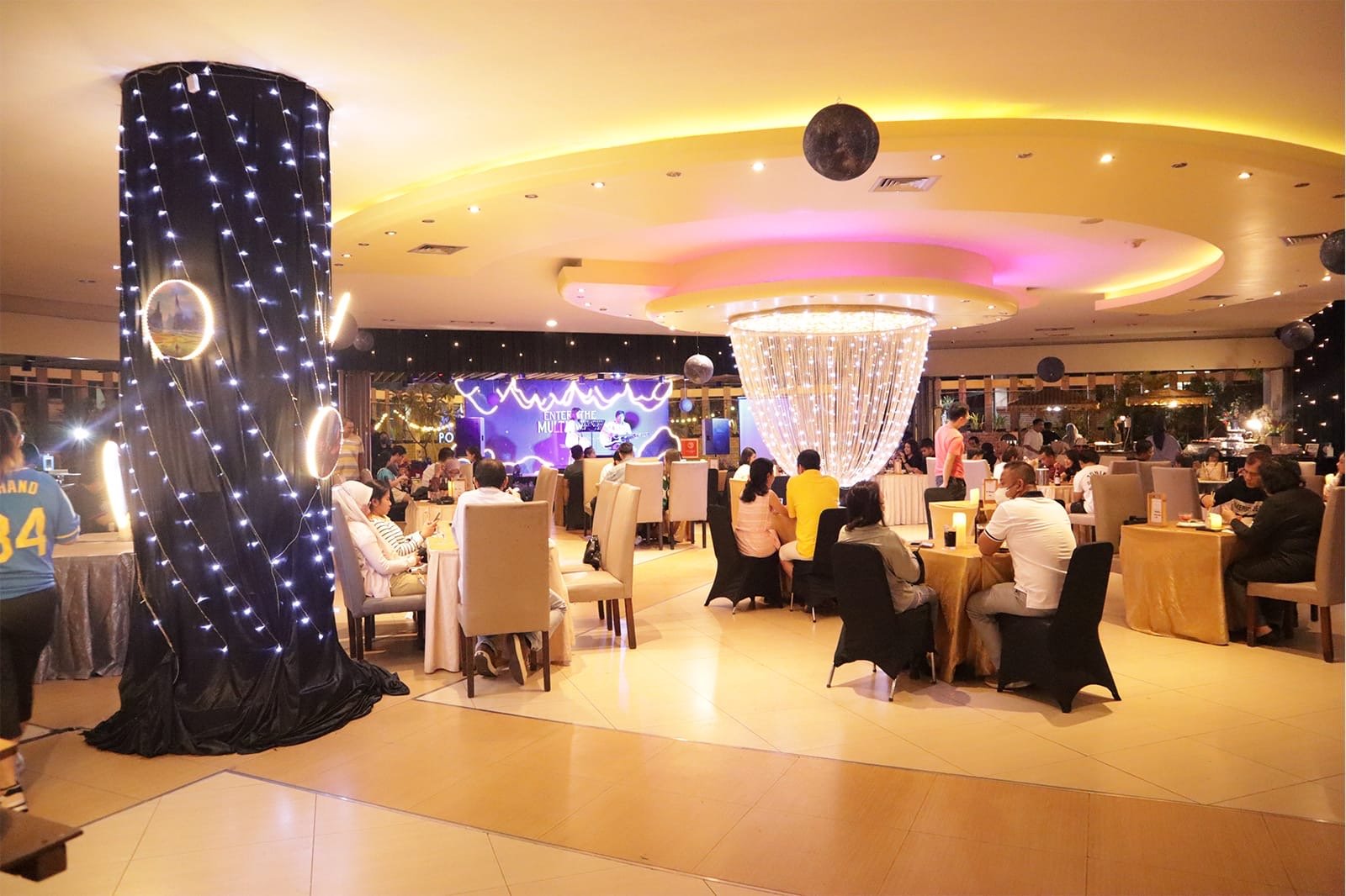 Suasana Makan Malam Pergantian Tahun Baru di ASTON Pontianak. Foto: Dok. Istimewa