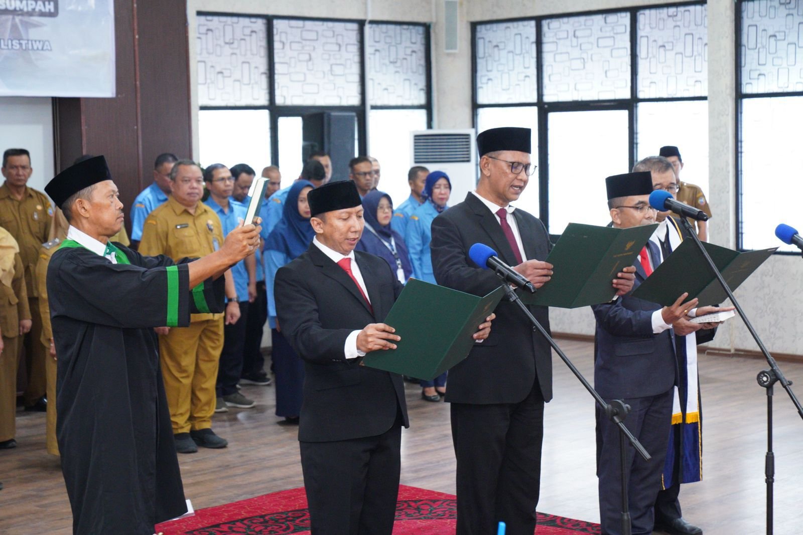 Tiga direksi PDAM Kota Pontianak mengucapkan sumpah dan janjinya saat dilantik. Foto: Dok. Prokopim Pemkot Pontianak