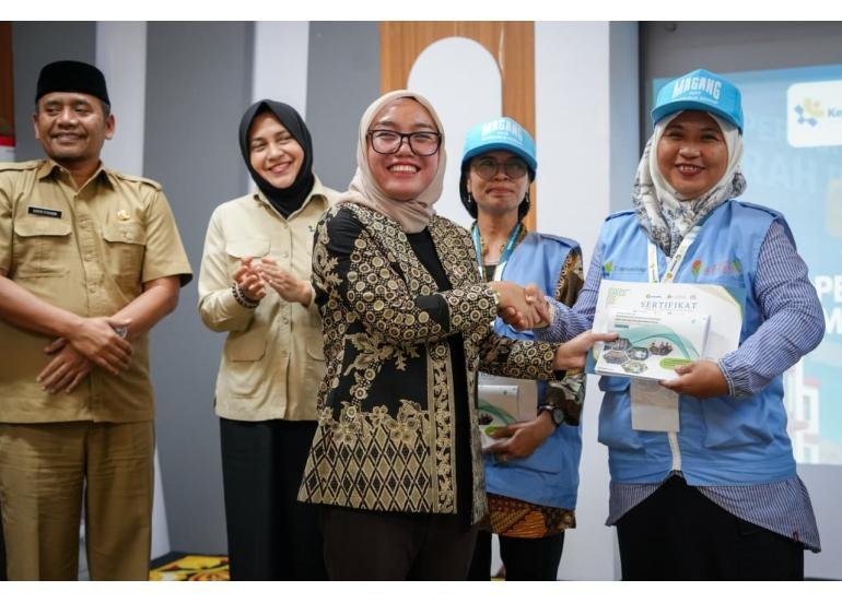 Program magang pengurus Koperasi Desa/Kelurahan (Kopdes/Kel) Merah Putih Batch ketiga resmi ditutup oleh Wakil Menteri Koperasi (Wamenkop) Farida Farichah.