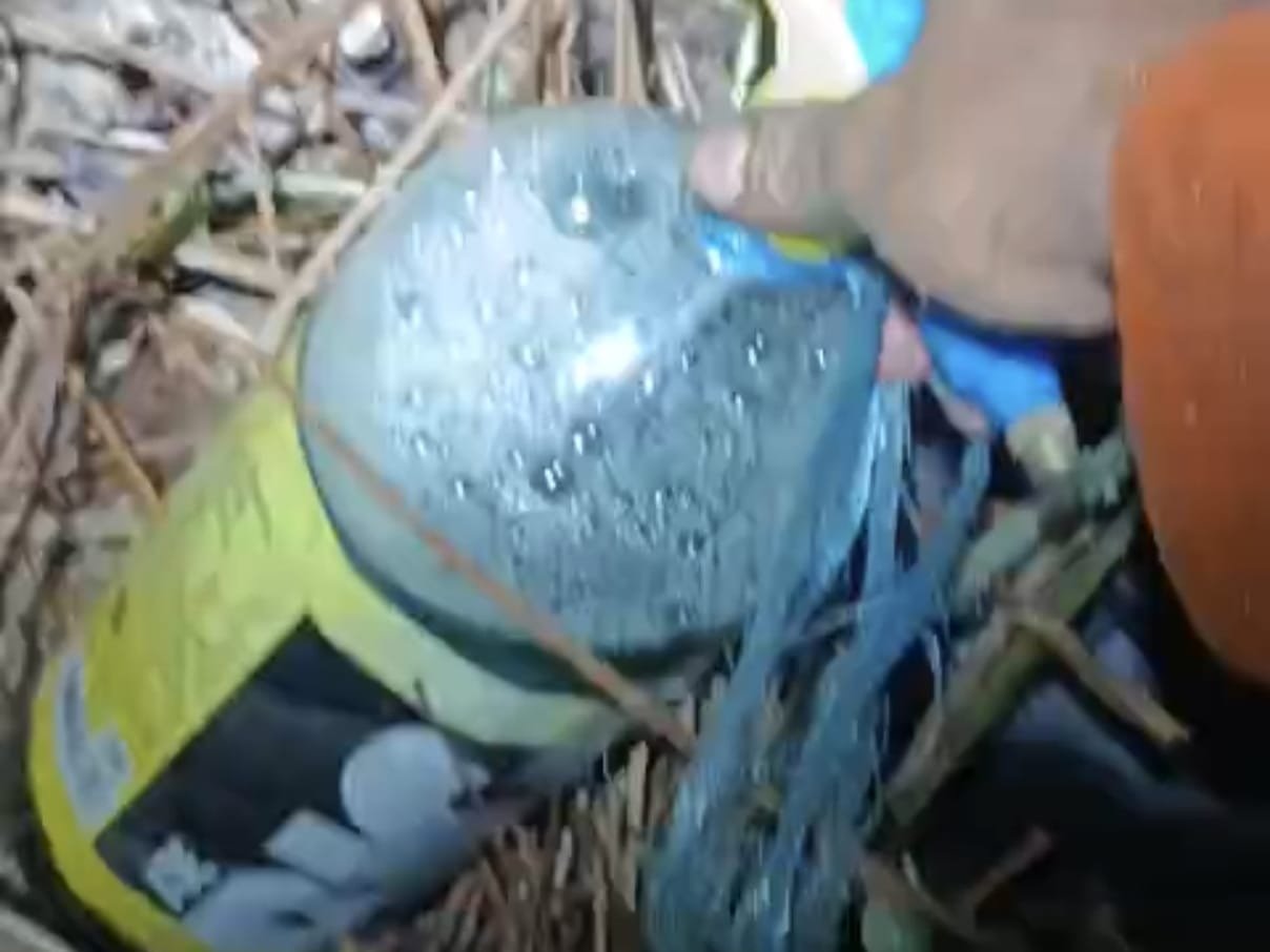 Botol berisi bensin yang ditemukan petugas di lahan yang terbakar di Pontianak. Foto: Dok. BPBD Pontianak