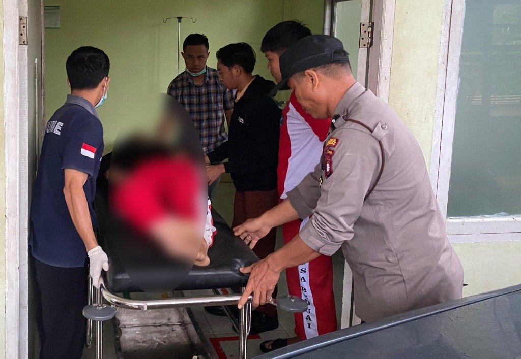 Korban kecelakaan di Beduai, Sanggau saat dibawa ke puskesmas. Foto: Dok. Polres Sanggau