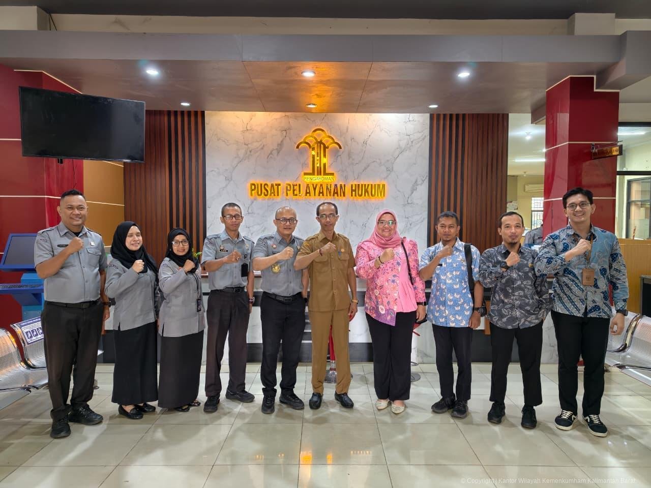 Tim BPKAD Singkawang foto bersama Kemenkum Kalbar