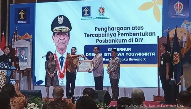 Menteri Hukum saat serahkan penghargaan atas tercapainya 100 persen pembentukan posbankum di DIY