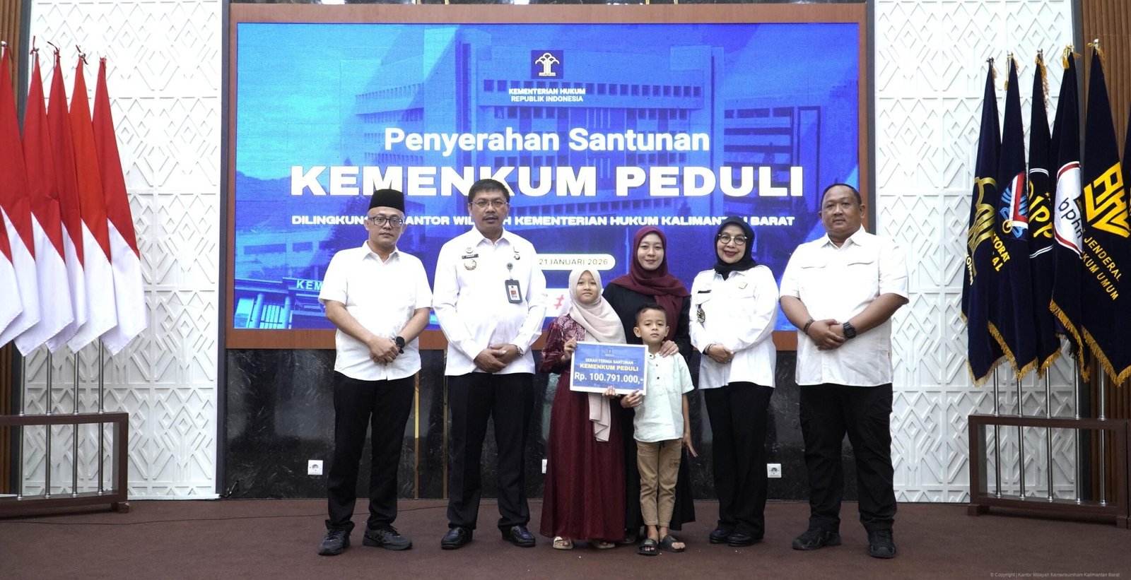 Kakanwil Kemenkum Kalbar saat serahkan santunan