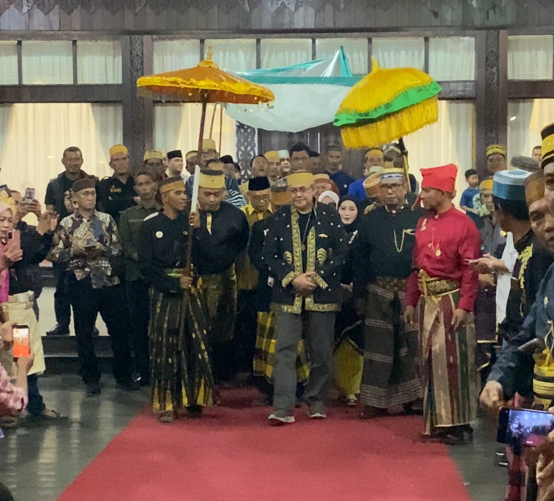 Panglima Besar PKSB saat memasuki Pendopo Gubernur Kalbar. Foto: Yulia Ramadhiyanti/klikwartaku